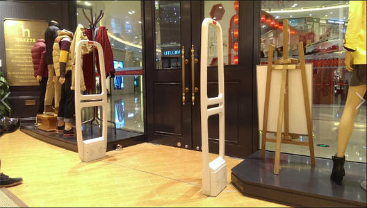 如何確定超市防盜門之間合適的距離是多少？廠家來解答！[博航]