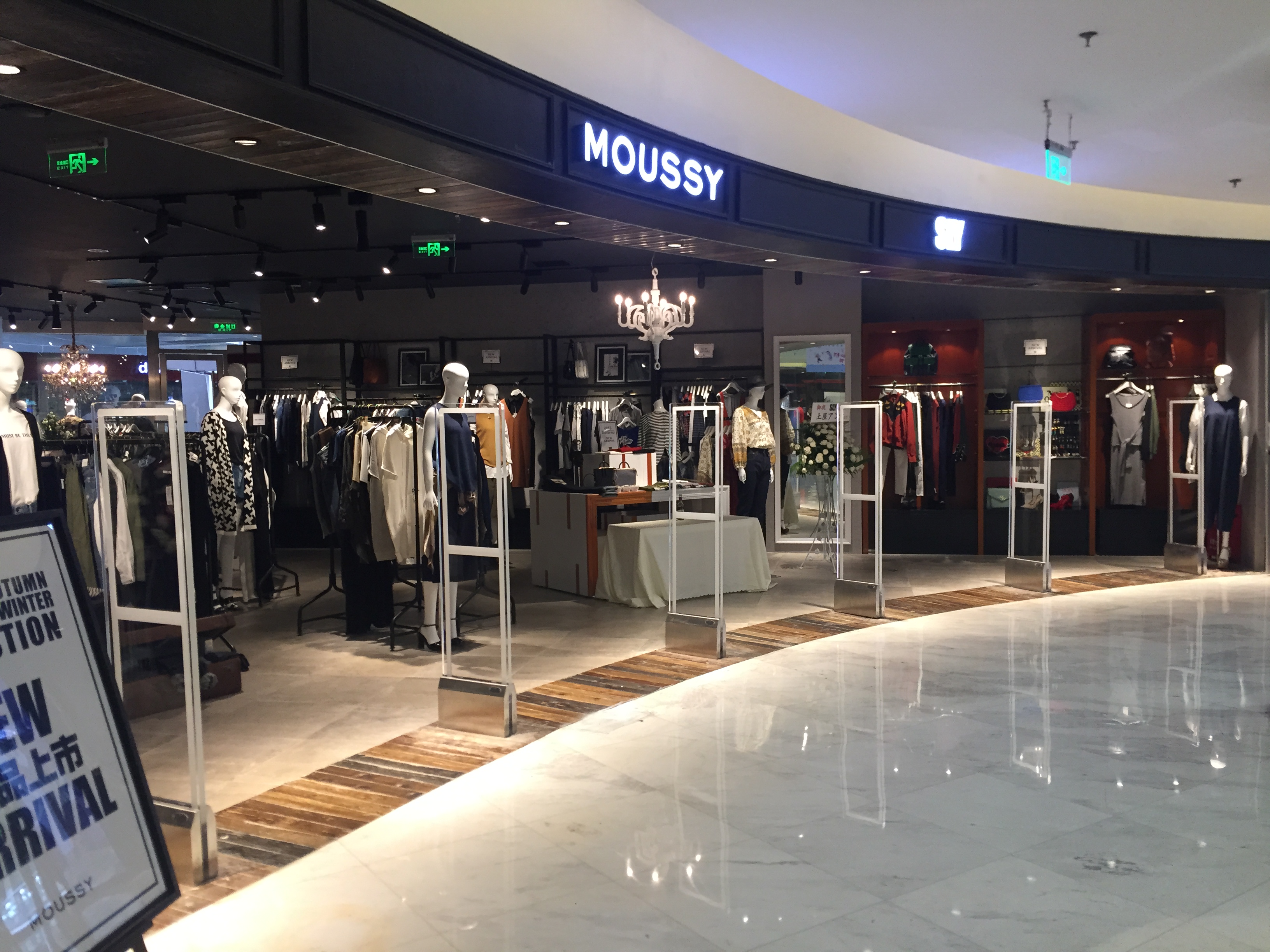 衣服店為什么要安裝服裝防盜器呢？[博航]