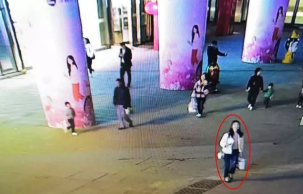 躲过超市防盗门盗窃化妆品,爱美的贪心女子被刑拘