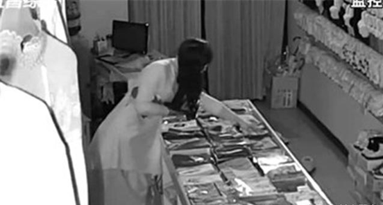 服装店老是丢失衣服，查看监控后竟然是。。。