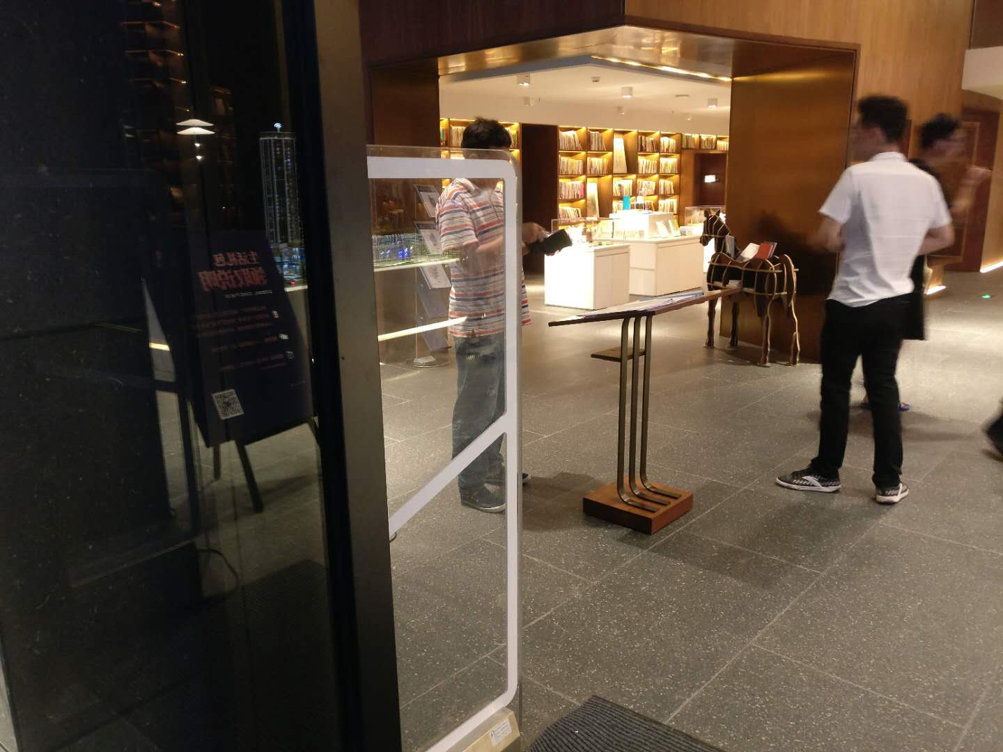 公共图书馆应当配备防火防盗设施